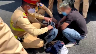 15 phút phát hiện hai lái xe dương tính ma túy trên cao tốc