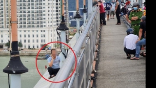 Cảnh sát kiên trì thuyết phục người đàn ông định nhảy cầu Thuận Phước