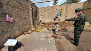 Tá hoả phát hiện dưới nền nhà hầm bom, đạn còn nguyên ngòi nổ