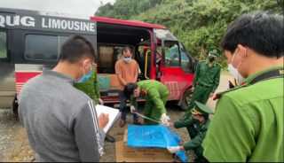 Gặp CSGT, lái xe bỏ chạy cùng gần 3 tạ pháo lậu