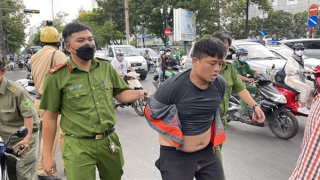 Tên cướp luôn thủ biển số giả trong cốp xe