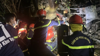 Kịp thời cứu 2 người mắc kẹt trên xe tải bị lật tại đèo Bình Đê