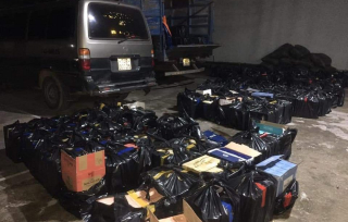 Tịch thu 1.110 chai rượu ngoại nhập lậu cùng ô tô vận chuyển