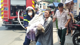 Phá cửa cứu hai người già bại liệt mắc kẹt trong đám cháy