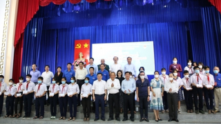 Trao hàng trăm phần quà, suất học bổng trong Chương trình hành trình "Sống mãi tuổi 20"