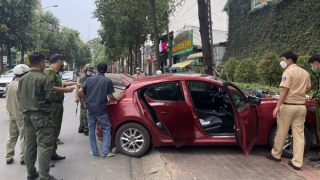 Gây tai nạn khi vừa lái ô tô vừa cầm ống tiêm