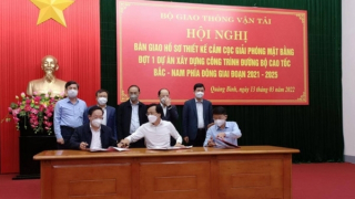 Bàn giao mốc giải phóng mặt bằng 5 dự án cao tốc từ Hà Tĩnh đến Quảng Trị