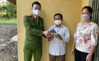 Công an xã trả lại tiền đánh rơi cho người dân
