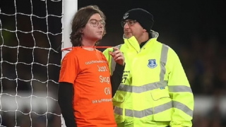 CĐV Giải ngoại hạng Anh tự trói cổ vào cột gôn