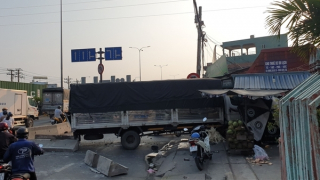 Xe đông lạnh mất lái đẩy xe tải lao vào nhà dân