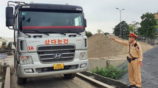 Nhiều tài xế xe quá tải điện thoại "cầu cứu" nhưng... bất thành