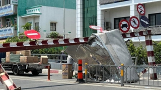 Thùng xe bị gạt văng khi cố tình vượt thanh chắn hầm chui