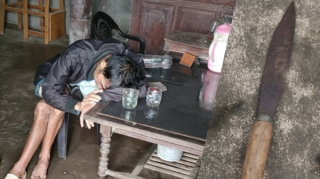 Chủ nhà đâm chết bạn nhậu rồi... ngủ gục