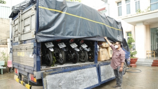 Dùng ô tô chở 5 xe máy gian đi tiêu thụ thì bị bắt