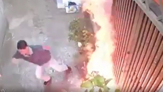 Tạt xăng bật lửa đốt nhà chị họ