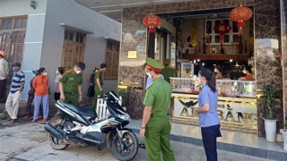 Đeo thử dây chuyền vàng rồi "tóc gió mây bay"