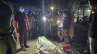 Vượt gác chắn đường sắt, một người đi xe máy bị tàu hỏa tông tử vong