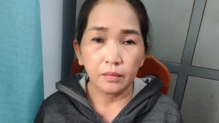 Người phụ nữ nhiều lần mua hàng bằng tiền giả