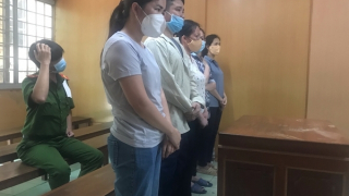 Giám đốc không biết chữ và đồng phạm sản xuất găng tay y tế giả