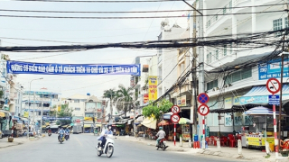 Biển cấm bất hợp lý, bãi đỗ xe chui “được nhờ”