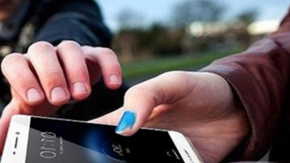 Hai cô gái cùng người dân truy đuổi bắt cướp