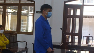 Mang súng đến nhà bạn gái để giải quyết mâu thuẫn