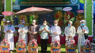 Đồng bào Chăm An Giang đón mừng Tháng ăn chay Ramadan