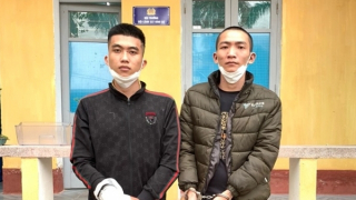 Nghi vợ ngoại tình, rủ bạn cầm dao chém tình địch