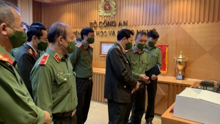 Đẩy mạnh nghiên cứu khoa học công nghệ phục vụ đắc lực công tác, chiến đấu