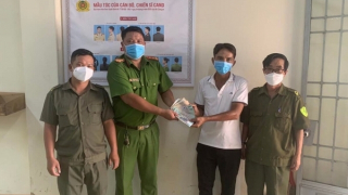 Người dân vui mừng nhận lại tài sản và vé số trúng thưởng đánh rơi