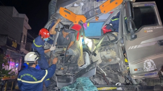 Giải cứu phụ xe kẹt trong cabin sau tai nạn