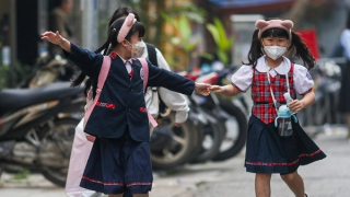 Học sinh tiểu học hào hứng đến trường học trực tiếp