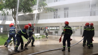 Diễn tập chữa cháy quy mô lớn ở trường học