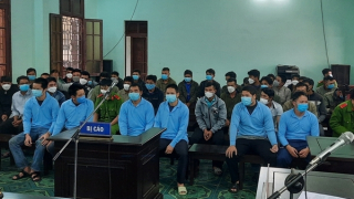 Ăn chia với "lâm tặc", trạm trưởng, trạm phó kiểm lâm rời rừng vào trại giam