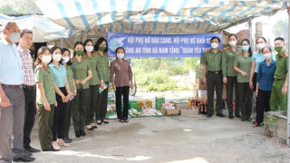 Trao tặng “Quán yêu thương” giúp các gia đình khó khăn từng bước thoát nghèo