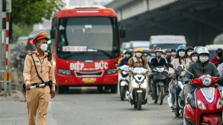 Người dân ùn ùn trở lại Thủ đô, đường phố "nóng ran"