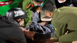 Công an xã hỗ trợ người đàn ông nằm bất tỉnh trên đường