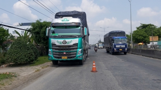 Tài xế chở quá tải 112% chây ì không cho cân xe