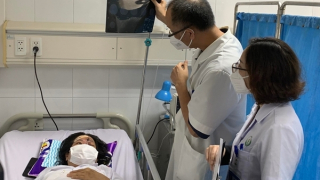 Một phụ nữ có nguy cơ mù mắt vì tiêm filler nâng mũi