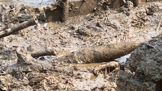 Phát hiện 2 quả đạn pháo khi thi công bờ kè tại Huế