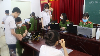Công an TP Vinh cấp CCCD và định danh điện tử  cho học sinh tại trường học