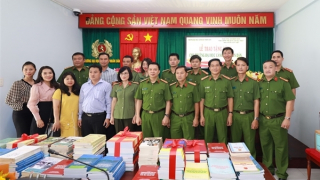 Nhà xuất bản CAND trao tặng Đại học CSND gần 500 đầu sách