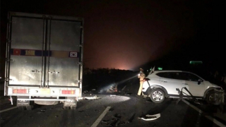 Xe tải va chạm ô tô con, 3 người thương vong