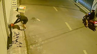 Chị vay nợ, nhà em gái bị tạt mắm tôm, nhớt thải