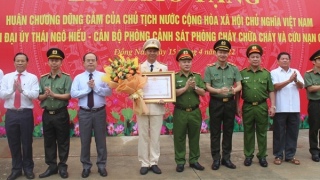 Trao Huân chương Dũng cảm tặng đồng chí Thái Ngô Hiếu