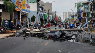 Cột điện bất ngờ đổ ngang đường