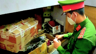 Kho thiết bị phục vụ đánh bạc bịp giấu trong tiệm nail