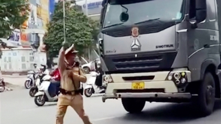 Vi phạm giao thông, tài xế container lái xe bỏ chạy suýt tông CSGT