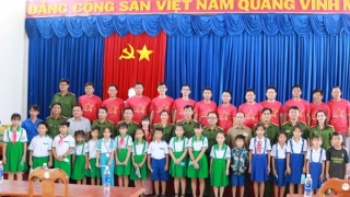 Trường Cao đẳng CSND II với nhiều hoạt động nghĩa tình tại xã Đất Mũi