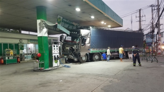 Xe tải tông xe đầu kéo rồi lao thẳng vào cây xăng